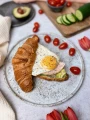 Croissanty z jajkiem i awokado.jpg