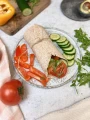 Tortilla warzywna z wędzonym pstrągiem.jpg